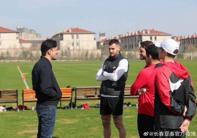 亚泰兵抵武汉新帅谢晖随队 塞尔吉尼奥解禁复出
