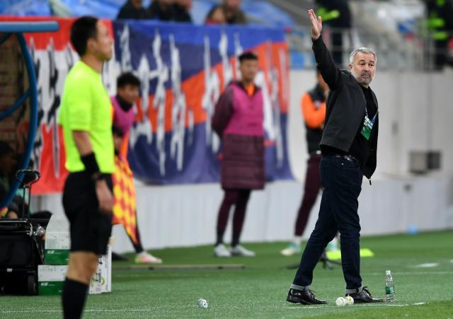 1713237968645001254.jpg v体育-不容易!5轮不胜海牛仍力挺亚森 赛季首胜虽迟但到