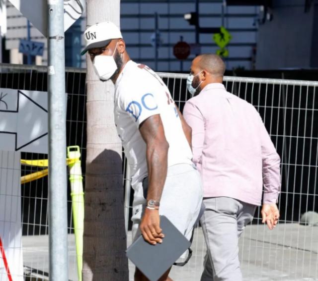 1690358332256064907.png v体育app下载-神态匆忙!詹皇第一时间探望儿子 余嘉豪献祈祷