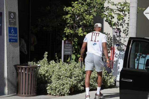 1690358342008024618.png v体育app下载-神态匆忙!詹皇第一时间探望儿子 余嘉豪献祈祷