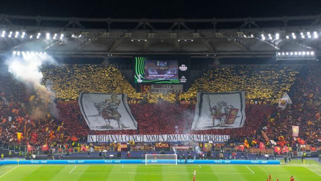 v体育app-球迷球员营造完美主场！穆帅进欧协杯决赛激动落泪