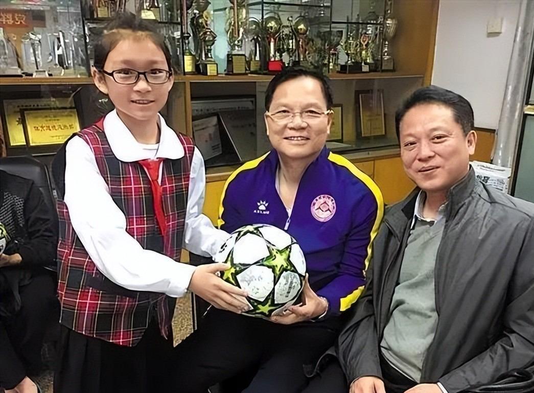 广东足球名宿，和容志行是好搭档，曾任职广东台，如今定居加拿大