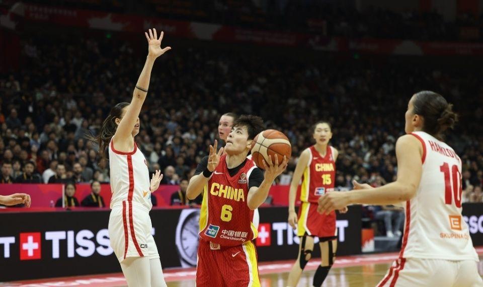 v体育app-中国女篮战胜捷克女篮!听听各界媒体专家怎么说,苏群一针见血